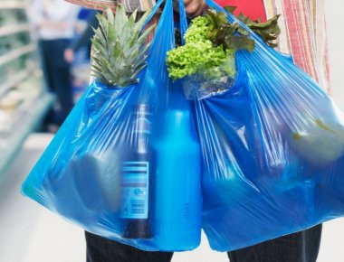 Μέχρι και τα 30.000 ευρώ τα πρόστιμα για τις πλαστικές σακούλες